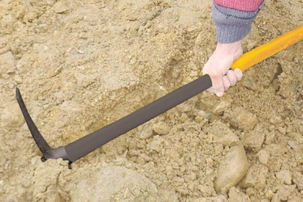 A spart uşa cu târnăcopul, să o vândă la fier vechi